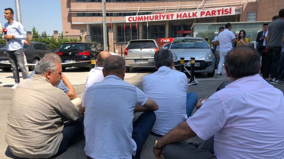CHP'li muhalifler oturma eylemi başlattı!