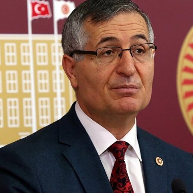 Özcan Yeniçeri kimdir?