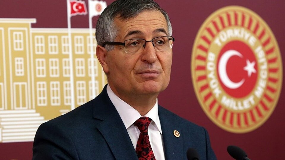 Özcan Yeniçeri kimdir?