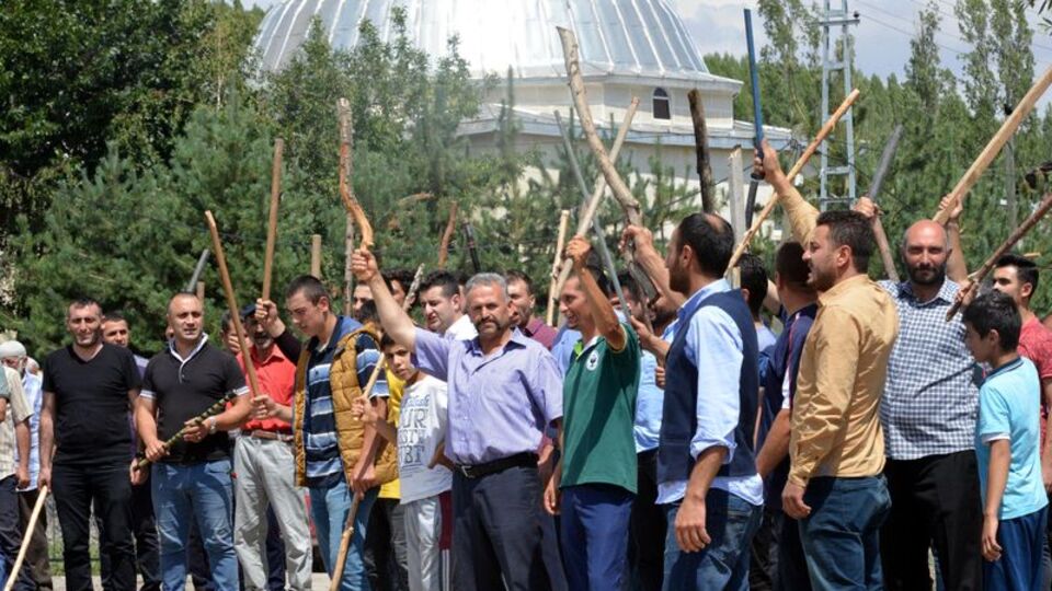 Köyde linç girişimi! Ellerinde sopalarla...