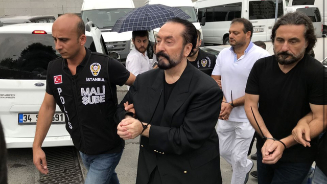 Fotoğraftaki detayı eski kedicik açıkladı