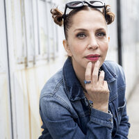 Ünlü şarkıcı havuzda kocasına poz verdi