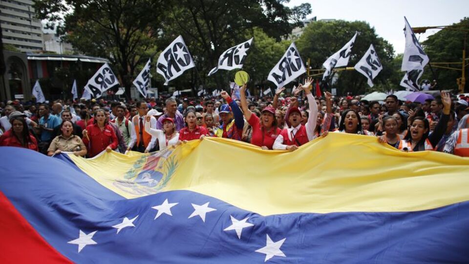 Maduro destekçileri sokaklara döküldü