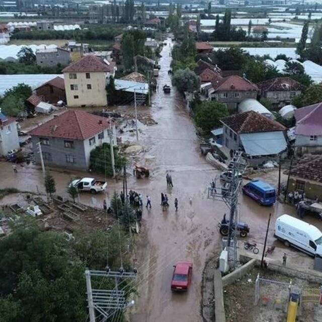 Antalya'nın Elmalı ilçesini sel vurdu