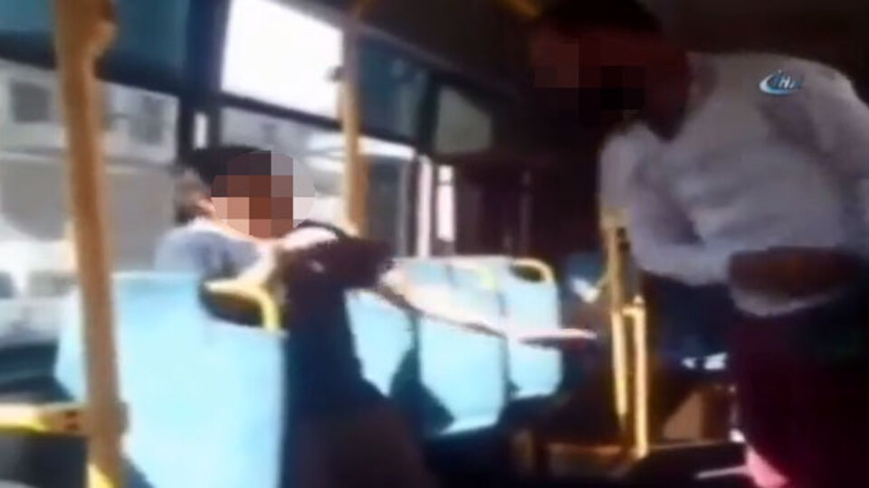 Küçük çocuğa otobüste kemerli dayak kamerada