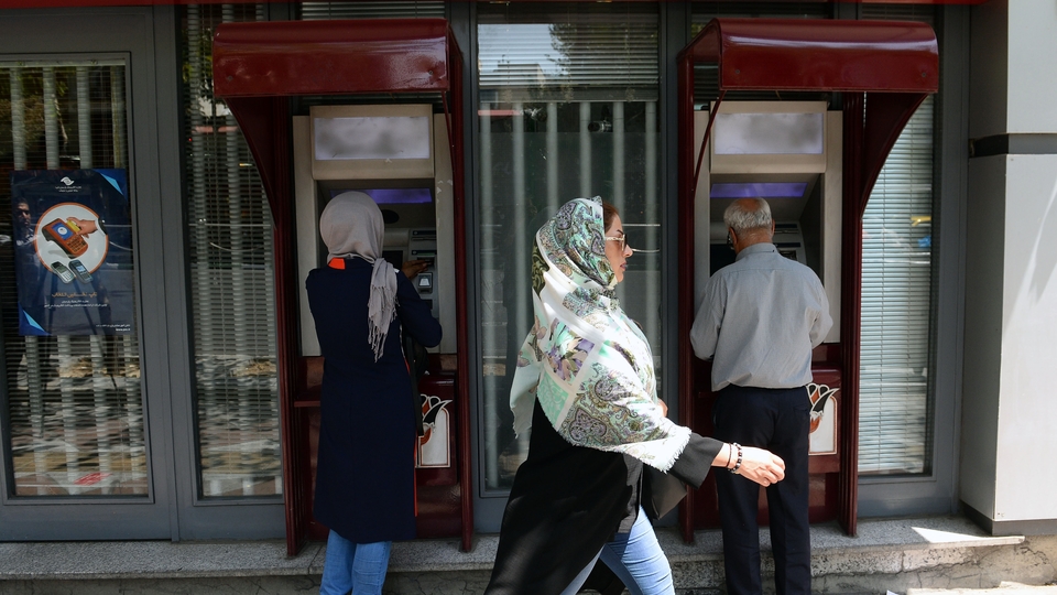 Ambargo başladı, İranlılar çarşıya akın etti!