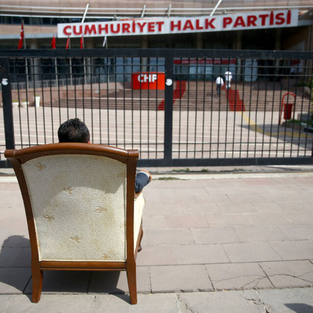 CHP önünde 'koltuk'lu eylem