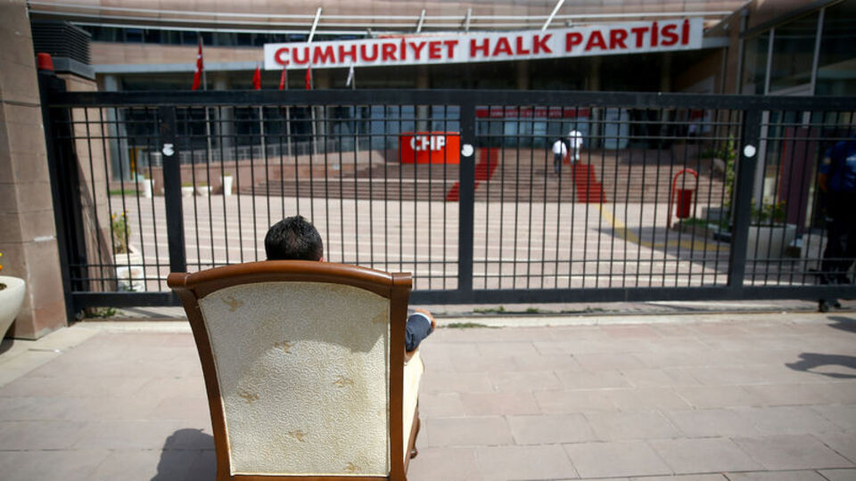 CHP önünde 'koltuk'lu eylem