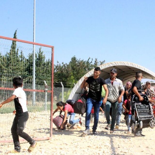 Kilis'te sınır kapısı doldu taştı... Akın akın gidiyorlar
