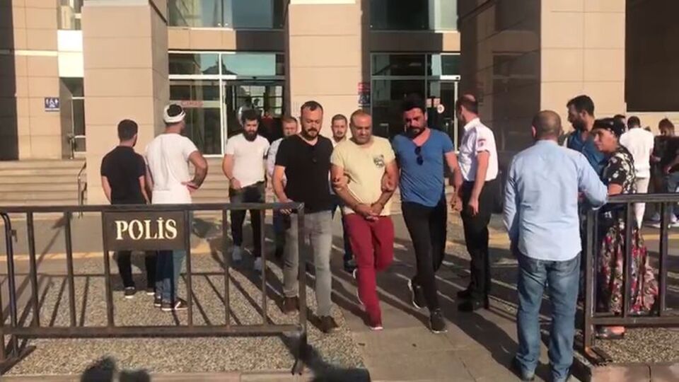 Taksiciler Japon kadın turistleri gasp etti