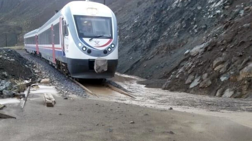 Erzincan-Sivas demir yolu ulaşıma kapandı