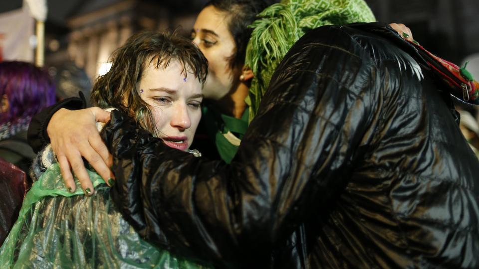 Arjantinliler dev ekranda izledi, kürtaj yasası reddedildi!