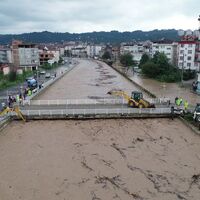 Ünye'de yeni taşkın! Karadeniz Sahil Yolu ulaşıma kapatıldı