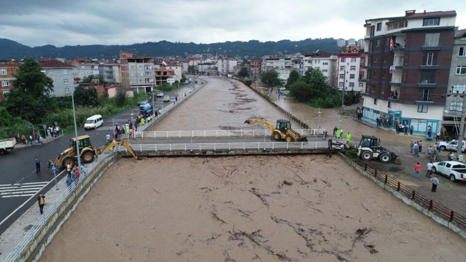 Ünye'de yeni taşkın! Karadeniz Sahil Yolu ulaşıma kapatıldı