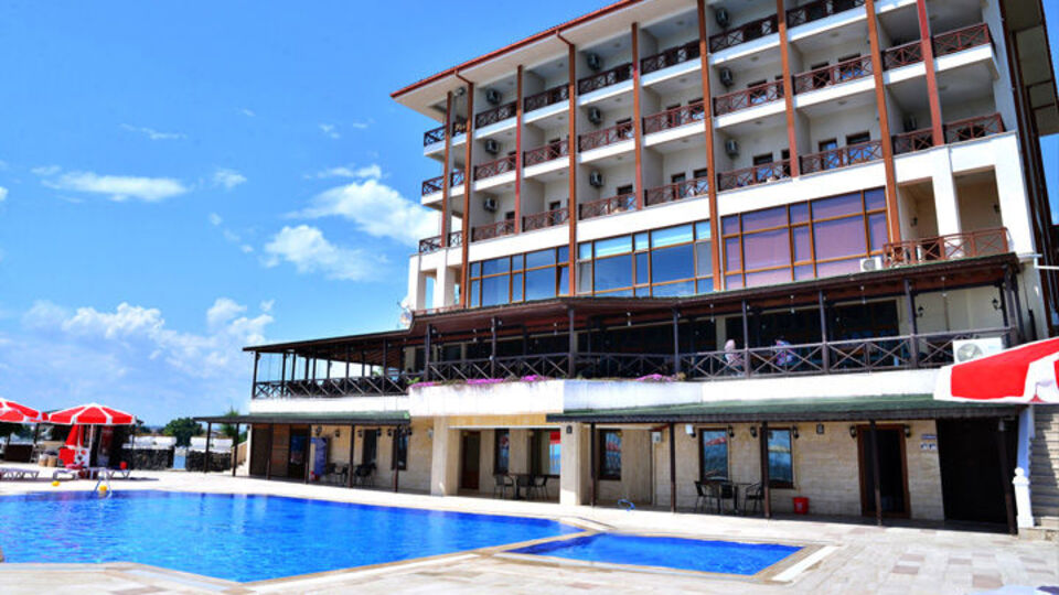 Otelin havuzuna giren personelini korudu, binlerce beğeni aldı