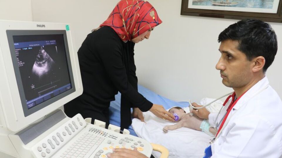 44 günlük bebeğin kalbi sağda atıyor!