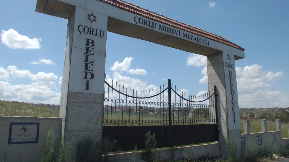 Tarihi Musevi Mezarlığı'nı soydular