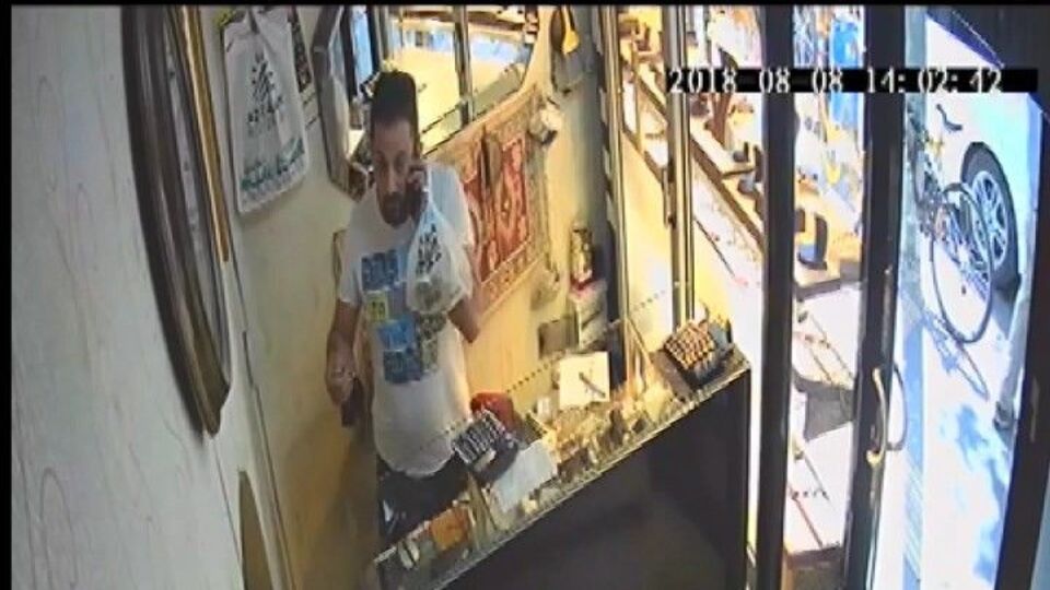 Poşet dolusu altını lavabo ihtiyacı kurtardı