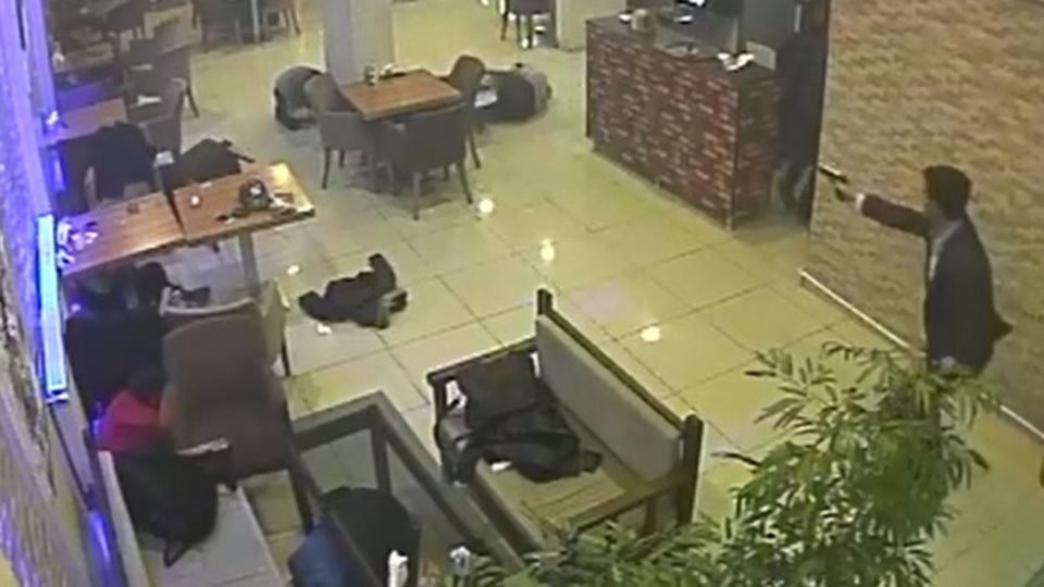 Kimi kaçmaya çalıştı, kimi masanın altına girdi