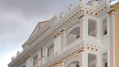 Altın kaplamalı apartman görenleri hayrete düşürüyor