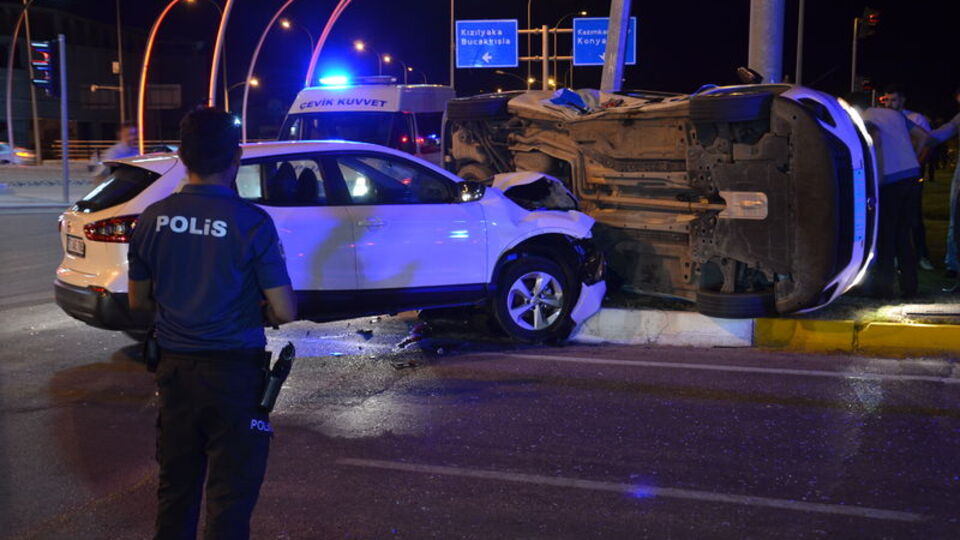 Karaman'da polis aracı ile otomobil çarpıştı!