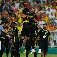 Çılgın maçta 4 gol, 3 kırmızı kart!