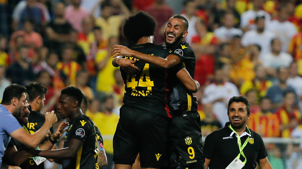 Çılgın maçta 4 gol, 3 kırmızı kart!