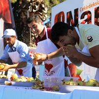 Hızlı yemek yemek mideyi patlatır mı?