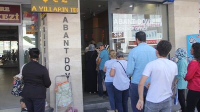 Döviz bürolarında dolar bozdurma kuyruğu