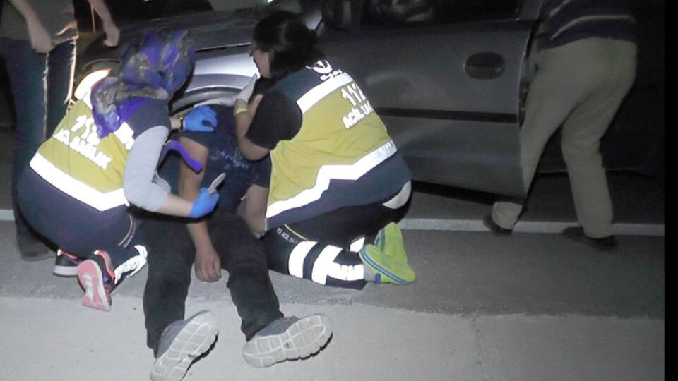 Hemşire, yaralı kuzenini görünce önce sarıldı sonra müdahale etti