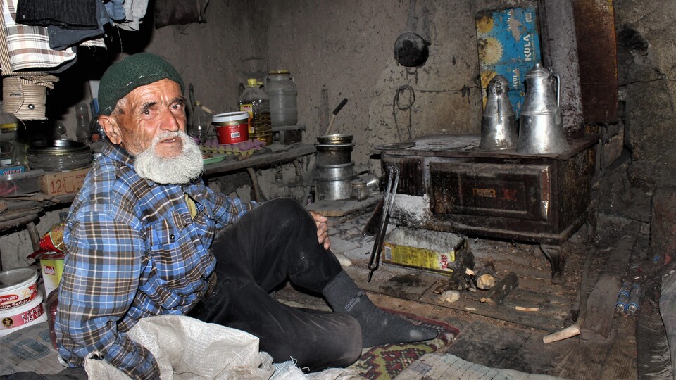 Nişanlısından ayrıldı hayata küstü!