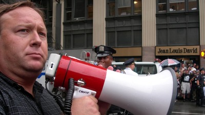 Trump'ın yalan makinesi Alex Jones'u herkes yasakladı, bir Twitter kaldı