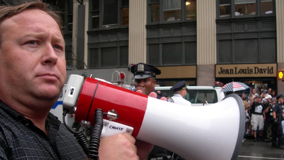 Trump'ın yalan makinesi Alex Jones'u herkes yasakladı, bir Twitter kaldı