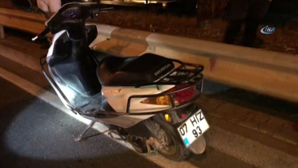 Antalya'da motosiklet refüje çarptı!