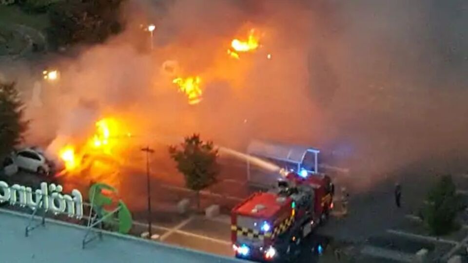 İsveç'te 80 araba yakıldı