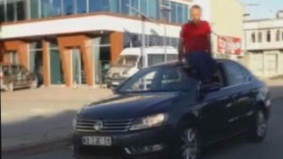 Otomobilin tavanında oturarak kullanan sürücü bulundu
