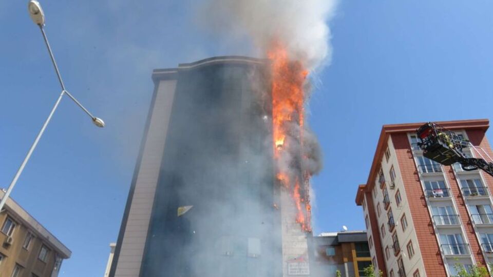 Ataşehir'de 9 katlı plazada yangın!