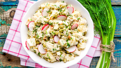 Yoğurtlu zerdeçallı patates salatası