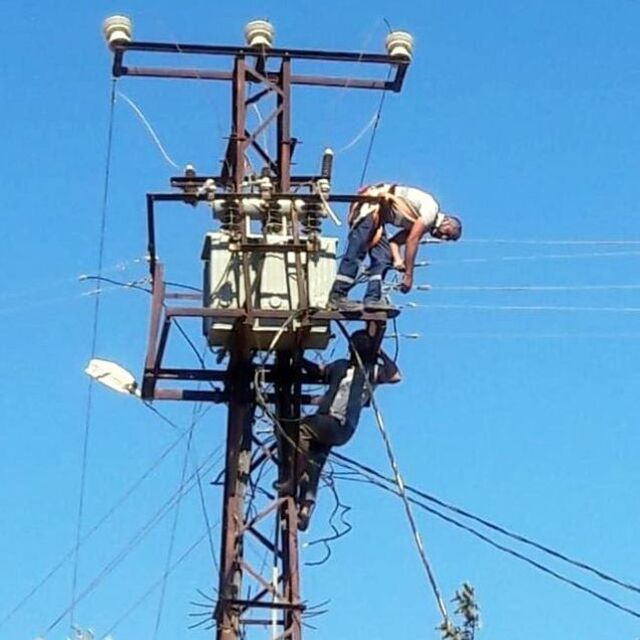 Kimse ona dokunamadı! Elektrik direğinde korkunç anlar