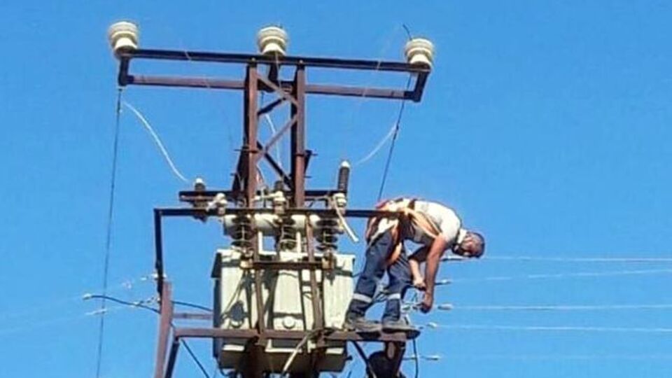 Kimse ona dokunamadı! Elektrik direğinde korkunç anlar