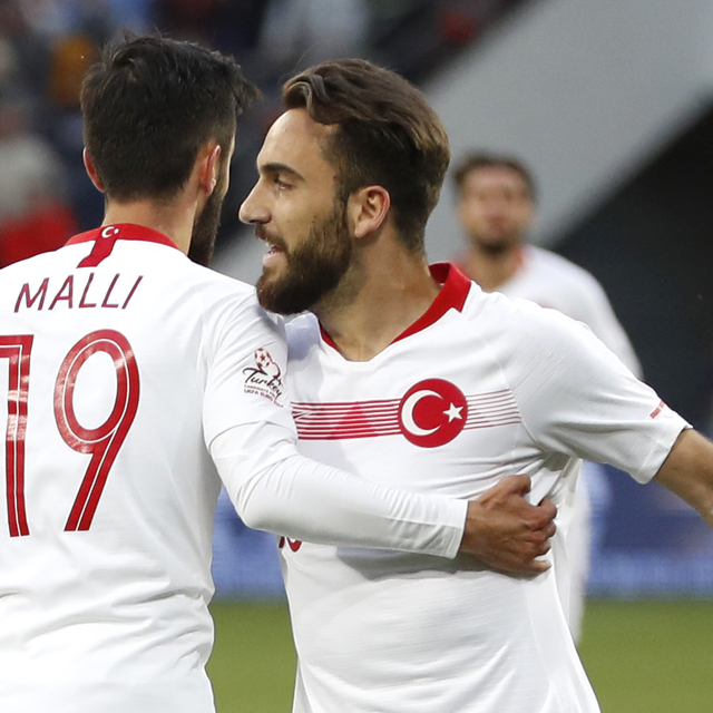 "Mesut Özil'in kararına saygı göstermeli"