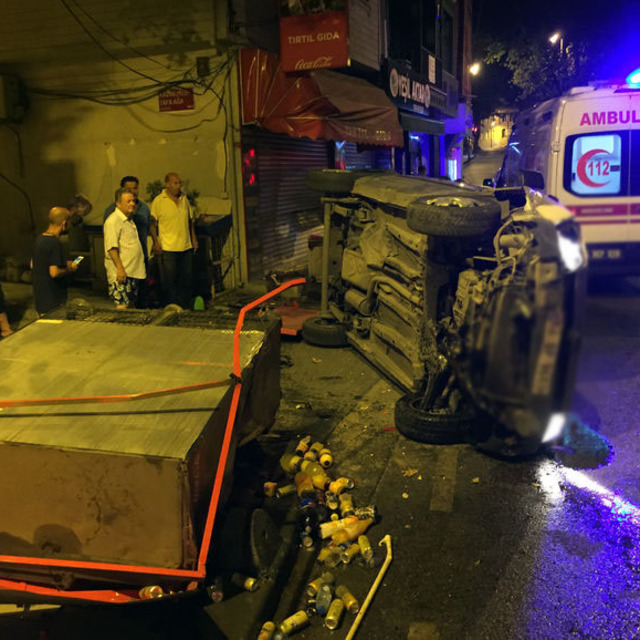 Kontrolden çıkan otomobil buzdolaplarına çarptı