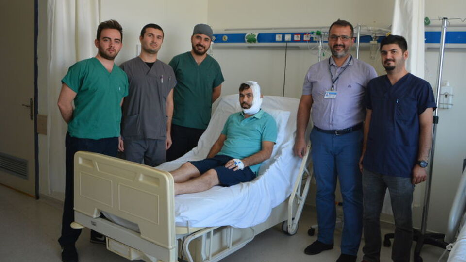 Kalça kemiğini yüzüne naklettiler!