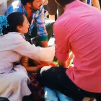 Annesinin elinden fırlayan minik kıza araba çarptı