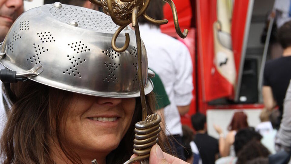 Hollanda: Kimlik için başınıza makarna süzgeci takamazsınız!