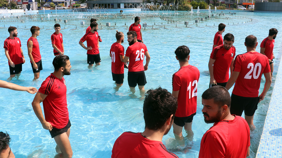 Görülmemiş protesto! Süs havuzuna girdiler...