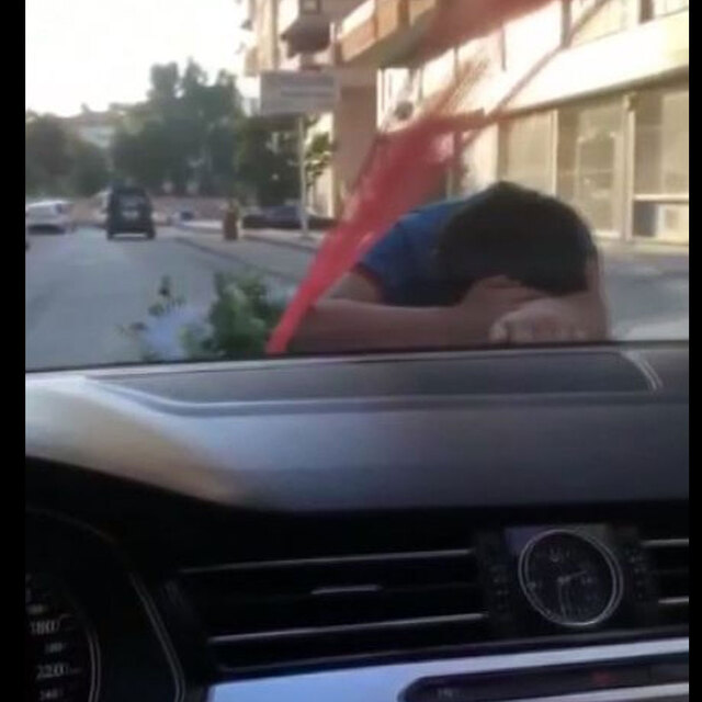 Küçük çocuğun yaptığı şeyi herkes kameraya aldı!