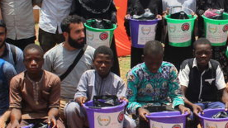 Burkina Fasolu yetimlerle fidan diktiler