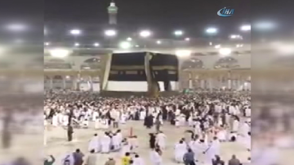 Mekke'de korku dolu anlar! Kabe'nin örtüsü uçtu