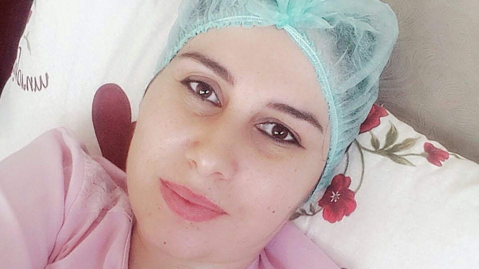 Bir buketle boşandığı eşine yaklaştı ama içinde çiçek yoktu...